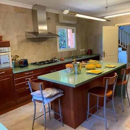 Con Piscina A 50 M De La Playa . * Marbella